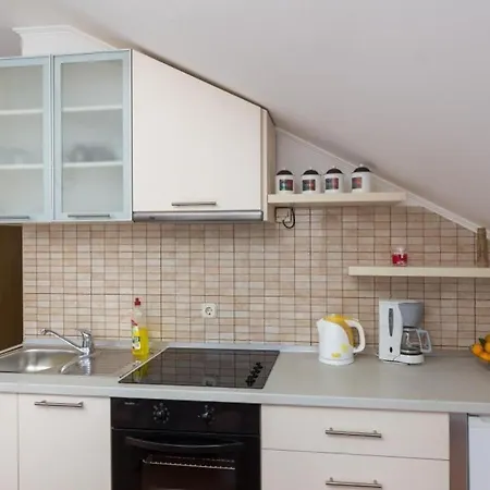Apartman Memunic - Comfort One Bedroom With Balcony And Sea View ... Hodilje
